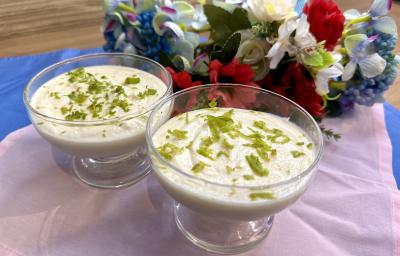 Fotografia em tons de rosa e azul com duas taças de vidro ao centro. Dentro da taça existe uma receita de mousse de limão com ASCENDA.