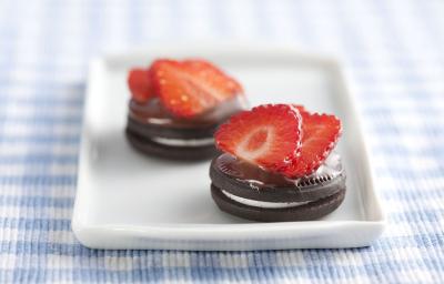 mini-torta-negresco-chocolate-morango-receitas-nestle