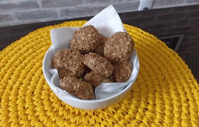 Imagem da receita de Cookie vegetariano de banana e pasta de amendoim, em um recipiente, sobre uma mesa