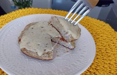 Imagem da receita de Panqueca Proteica de banana com queijo, sobre um prato branco