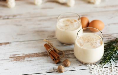 Receita de Gemada Clássica de Natal e Ano Novo, tradicional e deliciosa, feita com ovos, fava de baunilha, NESTLÉ Creme de Leite, Leite Líquido NINHO Forti+ Integral, conhaque e canela, servido em copinhos numa bancada de madeira