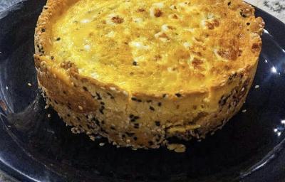 Imagem da receita de Quiche de alho poró nutritiva, em um prato preto, sobre uma mesa