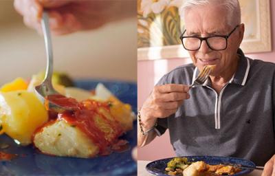 foto dividida ao meio: do lado esquerdo uma cena bem aproximada de uma garfada na receita de Bacalhau à Portuguesa servida em um prato azul; do lado direito, um senhor mais velho de óculos experimentando um pedaço da mesma receita