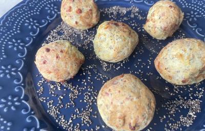 Imagem da receita de Pão de Queijo com Mandioquinha, em um prato azul