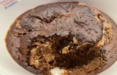 Imagem da receita de Bolinho de Doce de Leite com Aveia em um recipiente branco