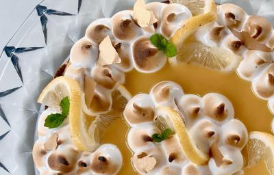 Receitas de Tartelete de Limão Siciliano, deliciosa e clássica, feita com Biscoito TOSTINES Especiaria, Leite MOÇA, NESTLÉ Creme de Leite, um curd de limão siciliano e decorada com merengue suíço