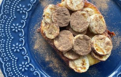 Imagem da receita de Pão de Banana Toast, em um prato azul