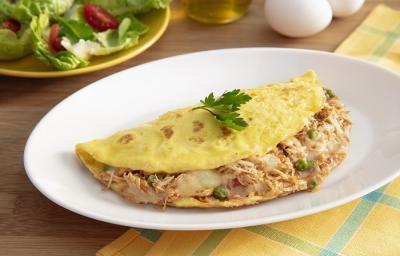 Foto da Receita de Omelete com Sobras de Frango. Observa-se uma omelete recheada com frango em um prato branco.