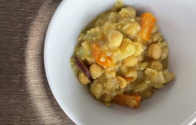 Imagem da receita de Ensopado de Grão de Bico com Legumes em um prato branco