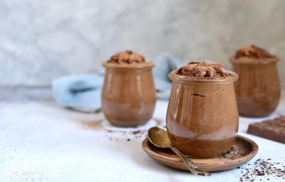 Foto da receita de Mousse de Chocolate Zero Lactose. Observa-se três potes de vidro transparentes com a mousse de chocolate dentro.