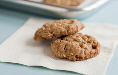 Fotografia de dois cookies assados e dourados sobre um guardanapo