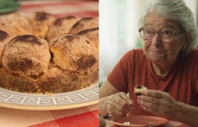 Foto dividida ao meio: do lado esquerdo a receita aproximada de Bolo de Bola. Do lado direito uma senhora mais velha de blusa vermelha comendo um pedaço da mesma receita com uma expressão alegre no rosto