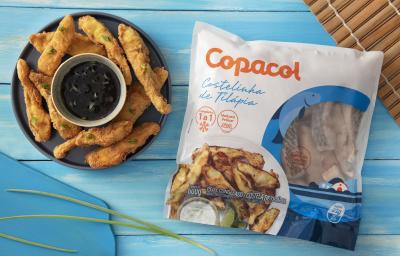 Foto da receita de Costelinha de Tilápia Copacol Empanada com Molho Oriental na Airfryer, servida em um tigela azul escura, com um pote pequeno com o molho no centro do prato, tudo numa bancada azul e com o pacote do produto Copacol