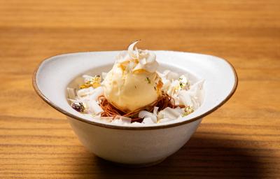 Foto da Receita de Cumaru, Pistache e Laranja, diferente e deliciosa, feita com um crumble de castanha-do-Pará e pistache, mousse de cumaru, chocolate branco e iogurte, culis de maracujá e um sorvete de laranja e água de flor de laranjeira