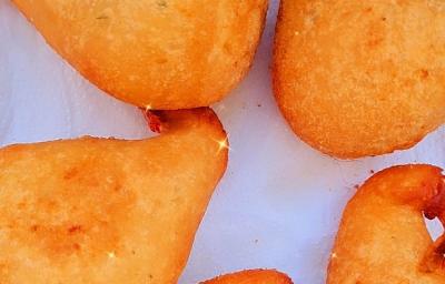 Foto da receita de Coxinha de Frango com Requeijão. Observa-se 5 coxinhas fritas sobre papel toalha.