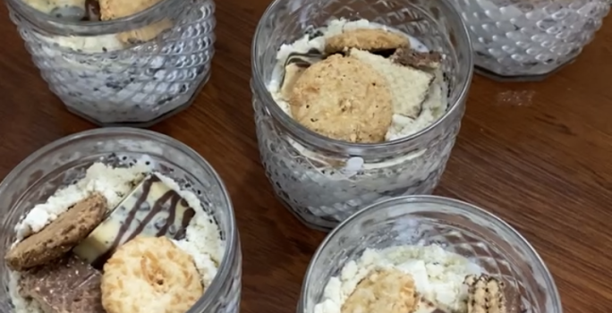 Imagem da receita de Overnight Oats Proteico em copinhos, sobre uma mesa