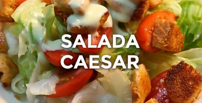 Fotografia de salada caesar com tomate cereja.