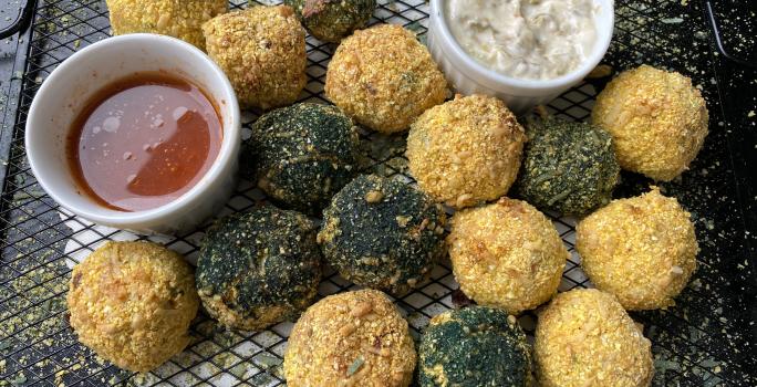 Imagem da receita de Bolinho de Frango com Spirulina e Fubá, e ao lado potes com temperos e molhos