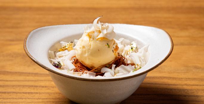 Foto da Receita de Cumaru, Pistache e Laranja, diferente e deliciosa, feita com um crumble de castanha-do-Pará e pistache, mousse de cumaru, chocolate branco e iogurte, culis de maracujá e um sorvete de laranja e água de flor de laranjeira