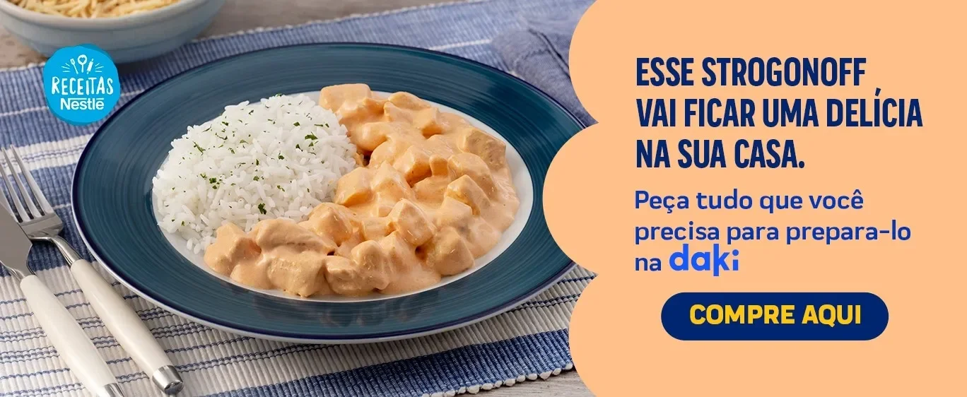 Imagem de um prato com strogonoff de frango e arroz, com um texto ao lado para você comprar os ingredientes na Daki
