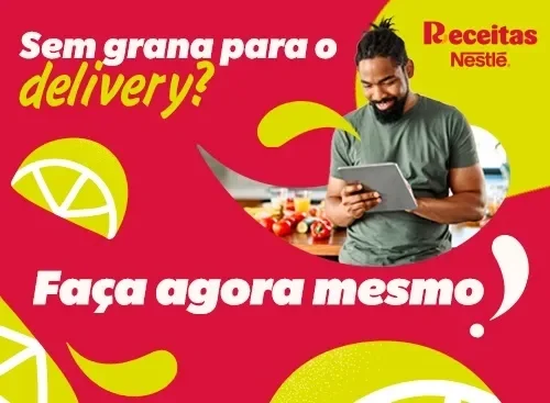 Sem grana para o delivery? Homem sorridente segurando tablet em cozinha, com texto ‘Sem grana para o delivery? Faça agora mesmo!’.